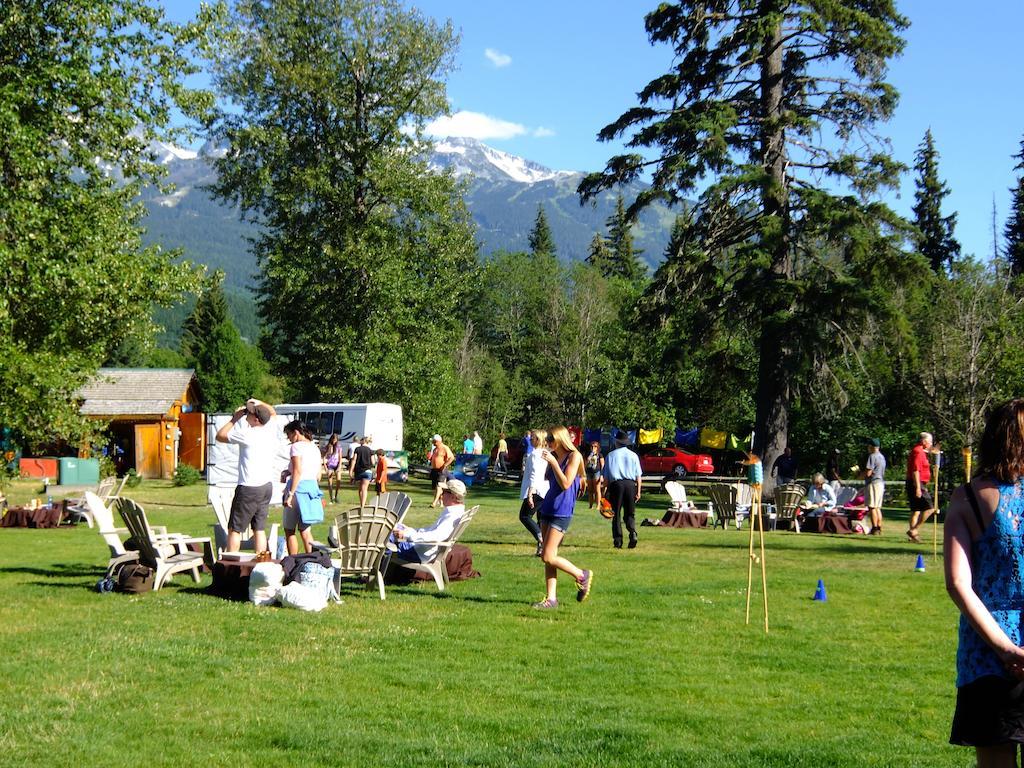 EDGEWATER LODGE | ⋆⋆⋆ | WHISTLER, CANADA | SEASON DEALS FROM $159